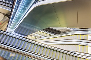 ESCALATOR MULTIPLES POUR DESCENDRE DANS LES PRONFONDEURS DU METRO, BARCELONE, CATALOGNE, ESPAGNE 