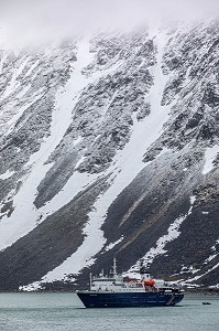ANCIEN BRISE-GLACE ORTELIUS TRANSFORME EN BATEAU DE CROISIERE, FJORD DE MAGDALENA, SPITZBERG, SVALBARD, OCEAN ARCTIQUE, NORVEGE