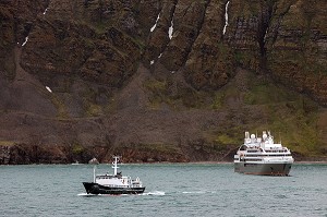 BATEAU DE CROISIERE PONAN ET BATEAU DE RECHERCHE SCIENTIFIQUE, BAIE DU ROI DECOUVERTE PAR ALBERT 1ER DE MONACO, SPITZBERG, SVALBARD, OCEAN ARCTIQUE, NORVEGE 