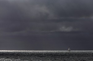 VOILIER SOUS UN CIEL D'ORAGE AU MILIEU DE LA MER ARCTIQUE, SPITZBERG, SVALBARD, OCEAN ARCTIQUE, NORVEGE 