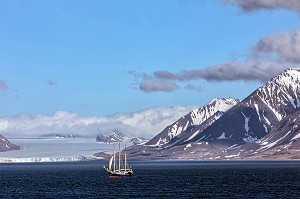 VOILIER DEVANT LE GLACIER, VILLAGE DE NY ALESUND, LOCALITE LA PLUS AU NORD DU MONDE (78 56N), SPITZBERG, SVALBARD, OCEAN ARCTIQUE, NORVEGE 