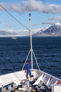 CROISIERE SUR LE BATEAU ASTORIA EN APPROCHE DU VILLAGE DE NY ALESUND, LOCALITE LA PLUS AU NORD DU MONDE (78 56N), SPITZBERG, SVALBARD, OCEAN ARCTIQUE, NORVEGE 