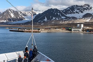 CROISIERE SUR LE BATEAU ASTORIA EN APPROCHE DU VILLAGE DE NY ALESUND, LOCALITE LA PLUS AU NORD DU MONDE (78 56N), SPITZBERG, SVALBARD, OCEAN ARCTIQUE, NORVEGE 