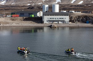 EQUIPAGES SCIENTIFIQUES DE RETOUR AU VILLAGE DE NY ALESUND, LOCALITE LA PLUS AU NORD DU MONDE (78 56N), SPITZBERG, SVALBARD, OCEAN ARCTIQUE, NORVEGE 