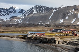 VILLAGE DE NY ALESUND HABITE ESSENTIELLEMENT PAR LA COMMUNAUTE SCIENTIFIQUE, LOCALITE LA PLUS AU NORD DU MONDE (78 56N), SPITZBERG, SVALBARD, OCEAN ARCTIQUE, NORVEGE 