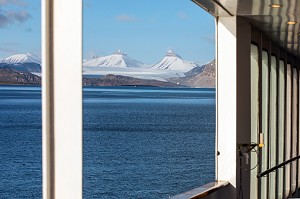 MONTAGNE ET GLACIER AU NORD DU VILLAGE DE NY ALESUND, LOCALITE LA PLUS AU NORD DU MONDE (78 56N), SPITZBERG, SVALBARD, OCEAN ARCTIQUE, NORVEGE