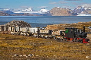 TRAIN DE CHARBON DE L'ANCIENNE CITE MINIERE DU VILLAGE DE NY ALESUND, LOCALITE LA PLUS AU NORD DU MONDE (78 56N), SPITZBERG, SVALBARD, OCEAN ARCTIQUE, NORVEGE