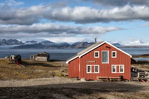 MAISON EN BOIS COLOREE DE L'ANCIENNE CITE MINIERE (CHARBON) DU VILLAGE DE NY ALESUND, LOCALITE LA PLUS AU NORD DU MONDE (78 56N), SPITZBERG, SVALBARD, OCEAN ARCTIQUE, NORVEGE 