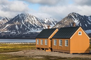 MAISON EN BOIS COLOREE DE L'ANCIENNE CITE MINIERE (CHARBON) DU VILLAGE DE NY ALESUND, LOCALITE LA PLUS AU NORD DU MONDE (78 56N), SPITZBERG, SVALBARD, OCEAN ARCTIQUE, NORVEGE 