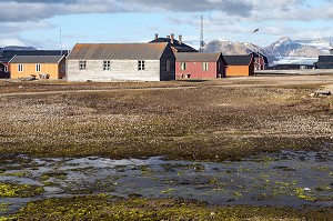 MAISONS EN BOIS COLOREE DE L'ANCIENNE CITE MINIERE (CHARBON) DU VILLAGE DE NY ALESUND, LOCALITE LA PLUS AU NORD DU MONDE (78 56N), SPITZBERG, SVALBARD, OCEAN ARCTIQUE, NORVEGE 