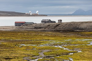 ANCIENNE CITE MINIERE HABITEE PAR LA COMMUNAUTE SCIENTIFIQUE, VILLAGE DE NY ALESUND, LOCALITE LA PLUS AU NORD DU MONDE (78 56N), SPITZBERG, SVALBARD, OCEAN ARCTIQUE, NORVEGE 