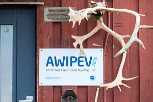 ENTREE DE L'INSTITUT POLAIRE FRANCAIS PAUL-EMILE VICTOR, STATION AWIPEV DU VILLAGE DE NY ALESUND, LOCALITE LA PLUS AU NORD DU MONDE (78 56N), SPITZBERG, SVALBARD, OCEAN ARCTIQUE, NORVEGE 