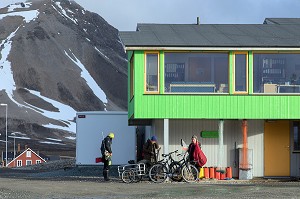 CAPITAINERIE DU PORT AVEC SON PERSONNEL ARME, VILLAGE DE NY ALESUND, LOCALITE LA PLUS AU NORD DU MONDE (78 56N), SPITZBERG, SVALBARD, OCEAN ARCTIQUE, NORVEGE