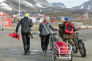 PERSONNEL DU PORT AVEC LEURS ARMES (OBLIGATOIRE POUR SE PROTEGER DES OURS POLAIRES), VILLAGE DE NY ALESUND, LOCALITE LA PLUS AU NORD DU MONDE (78 56N), SPITZBERG, SVALBARD, OCEAN ARCTIQUE, NORVEGE 