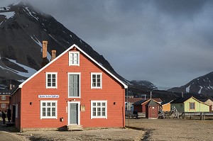 MAISONS COLOREES EN BOIS DE L'ANCIENNE CITE MINIERE (CHARBON) DU VILLAGE DE NY ALESUND, LOCALITE LA PLUS AU NORD DU MONDE (78 56N), SPITZBERG, SVALBARD, OCEAN ARCTIQUE, NORVEGE 