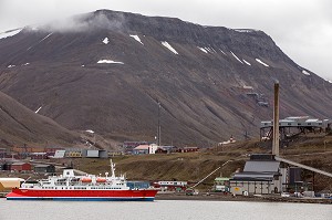 PORT DE L'ANCIENNE CITE MINIERE DE LA VILLE DE LONGYEARBYEN, LA PLUS SEPTENTRIONALE DE LA TERRE, SPITZBERG, SVALBARD, OCEAN ARCTIQUE, NORVEGE 