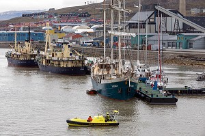 PORT DE L'ANCIENNE CITE MINIERE DE LA VILLE DE LONGYEARBYEN, LA PLUS SEPTENTRIONALE DE LA TERRE, SPITZBERG, SVALBARD, OCEAN ARCTIQUE, NORVEGE 