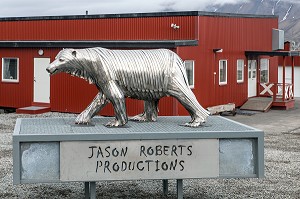 SCULPTURE D'UN OURS BLANC EN ALUMINIUM DE JASON ROBERTS PRODUCTIONS, VILLE DE LONGYEARBYEN, LA PLUS SEPTENTRIONALE DE LA TERRE, SPITZBERG, SVALBARD, OCEAN ARCTIQUE, NORVEGE 