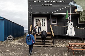ENTREE DU MUSEE DES EXPEDITIONS DU POLE NORD, VILLE DE LONGYEARBYEN, LA PLUS SEPTENTRIONALE DE LA TERRE, SPITZBERG, SVALBARD, OCEAN ARCTIQUE, NORVEGE 