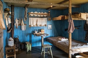 HABITAT TRADITIONNEL, INTERIEUR D'UNE MAISON RECONSTITUEE, MUSEE DU SVALBARD, VILLE DE LONGYEARBYEN, LA PLUS SEPTENTRIONALE DE LA TERRE, SPITZBERG, SVALBARD, OCEAN ARCTIQUE, NORVEGE 