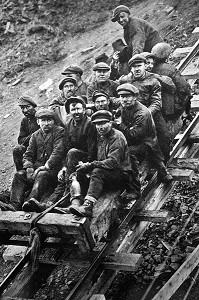 PHOTO DES MINEURS SUR LE CHARIOT DE LA MINE, MUSEE DU SVALBARD, VILLE DE LONGYEARBYEN, LA PLUS SEPTENTRIONALE DE LA TERRE, SPITZBERG, SVALBARD, OCEAN ARCTIQUE, NORVEGE 