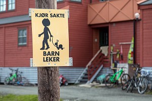 PANNEAU DE SIGNALISATION DE RALENTISSEMENT COMME UN ESCARGOT DEVANT UNE ECOLE, VILLE DE LONGYEARBYEN, LA PLUS SEPTENTRIONALE DE LA TERRE, SPITZBERG, SVALBARD, OCEAN ARCTIQUE, NORVEGE 