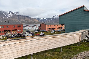 TUYAUS DU TOUT A L'EGOUT HORS SOL A CAUSE DE LA TERRE GELEE, VILLE DE LONGYEARBYEN, LA PLUS SEPTENTRIONALE DE LA TERRE, SPITZBERG, SVALBARD, OCEAN ARCTIQUE, NORVEGE 