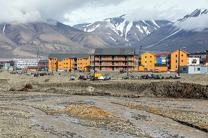 SCOOTER DES NEIGES DEVANT LES IMMEUBLES COLORES EN BOIS, VILLE DE LONGYEARBYEN, LA PLUS SEPTENTRIONALE DE LA TERRE, SPITZBERG, SVALBARD, OCEAN ARCTIQUE, NORVEGE 