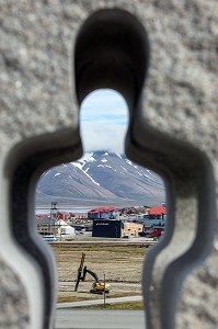 SCULPTURE DEVANT L'EGLISE, VILLE DE LONGYEARBYEN, LA PLUS SEPTENTRIONALE DE LA TERRE, SPITZBERG, SVALBARD, OCEAN ARCTIQUE, NORVEGE 