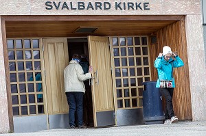 ENTREE DE L'EGLISE DU VILLE DE LONGYEARBYEN, LA PLUS SEPTENTRIONALE DE LA TERRE, SPITZBERG, SVALBARD, OCEAN ARCTIQUE, NORVEGE 