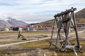 VESTIGES DES INSTALLATIONS DE L'ANCIENNE CITE MINIERE, VILLE DE LONGYEARBYEN, LA PLUS SEPTENTRIONALE DE LA TERRE, SPITZBERG, SVALBARD, OCEAN ARCTIQUE, NORVEGE 