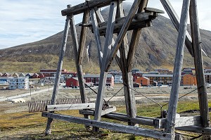 VESTIGES DES INSTALLATIONS DE L'ANCIENNE CITE MINIERE, VILLE DE LONGYEARBYEN, LA PLUS SEPTENTRIONALE DE LA TERRE, SPITZBERG, SVALBARD, OCEAN ARCTIQUE, NORVEGE 