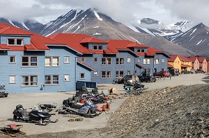 SCOOTER DES NEIGE DEVANT LES MAISONS COLOREES EN BOIS, VILLE DE LONGYEARBYEN, LA PLUS SEPTENTRIONALE DE LA TERRE, SPITZBERG, SVALBARD, OCEAN ARCTIQUE, NORVEGE 