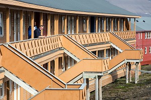 MAISONS COLOREES EN BOIS, VILLE DE LONGYEARBYEN, LA PLUS SEPTENTRIONALE DE LA TERRE, SPITZBERG, SVALBARD, OCEAN ARCTIQUE, NORVEGE 