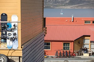 MAISONS COLOREES EN BOIS, VILLE DE LONGYEARBYEN, LA PLUS SEPTENTRIONALE DE LA TERRE, SPITZBERG, SVALBARD, OCEAN ARCTIQUE, NORVEGE 