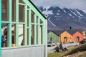 MAISONS COLOREES EN BOIS, VILLE DE LONGYEARBYEN, LA PLUS SEPTENTRIONALE DE LA TERRE, SPITZBERG, SVALBARD, OCEAN ARCTIQUE, NORVEGE 