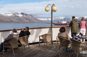 PASSAGERS SUR LE PONT DU BATEAU DE CROISIERE ASTORIA, VILLE DE LONGYEARBYEN, LA PLUS SEPTENTRIONALE DE LA TERRE, SPITZBERG, SVALBARD, OCEAN ARCTIQUE, NORVEGE 