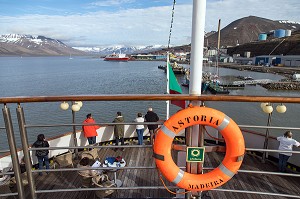 PASSAGERS SUR LE PONT DU BATEAU DE CROISIERE ASTORIA, VILLE DE LONGYEARBYEN, LA PLUS SEPTENTRIONALE DE LA TERRE, SPITZBERG, SVALBARD, OCEAN ARCTIQUE, NORVEGE 