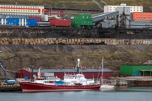 PORT DE LA CITE MINIERE RUSSE DE BARENTSBURG, TOUJOURS EN ACTIVITE, SPITZBERG, SVALBARD, OCEAN ARCTIQUE, NORVEGE 