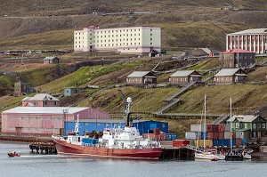 PORT DE LA CITE MINIERE RUSSE DE BARENTSBURG, TOUJOURS EN ACTIVITE, SPITZBERG, SVALBARD, OCEAN ARCTIQUE, NORVEGE 