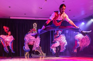 SPECTACLE DE DANSE (FRENCH CANCAN) A BORD DU BATEAU DE CROISIERE ASTORIA, SPITZBERG, SVALBARD, OCEAN ARCTIQUE, NORVEGE 