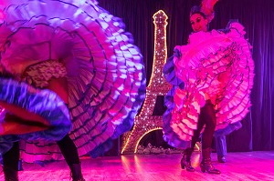 SPECTACLE DE DANSE (FRENCH CANCAN) A BORD DU BATEAU DE CROISIERE ASTORIA, SPITZBERG, SVALBARD, OCEAN ARCTIQUE, NORVEGE 