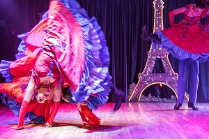 SPECTACLE DE DANSE (FRENCH CANCAN) A BORD DU BATEAU DE CROISIERE ASTORIA, SPITZBERG, SVALBARD, OCEAN ARCTIQUE, NORVEGE 