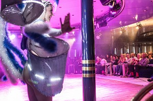 SPECTACLE DE DANSE A BORD DU BATEAU DE CROISIERE ASTORIA, SPITZBERG, SVALBARD, OCEAN ARCTIQUE, NORVEGE 