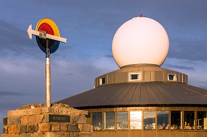 CENTRE COMMERCIAL A L'ENTREE DU SITE TOURISTIQUE DU CAP NORD, VILLAGE DE NORDKAPP, FINNMARK, OCEAN ARCTIQUE, NORVEGE 