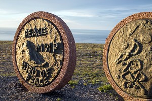L'OISEAU DE LA PAIX (BIRD OF PEACE), SCULPTURE DES ENFANTS DU MONDE, MONUMENT POUR LA PAIX, CAP NORD, VILLAGE DE NORDKAPP, FINNMARK, OCEAN ARCTIQUE, NORVEGE 