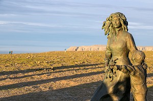 SCULPTURE DES ENFANTS DU MONDE, MONUMENT POUR LA PAIX, CAP NORD, VILLAGE DE NORDKAPP, FINNMARK, OCEAN ARCTIQUE, NORVEGE 