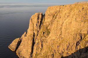 FALAISES HAUTE DE 306 METRES DU CAP NORD, VILLAGE DE NORDKAPP, FINNMARK, OCEAN ARCTIQUE, NORVEGE 