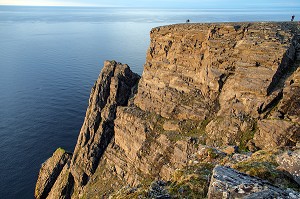 FALAISES HAUTE DE 306 METRES DU CAP NORD, VILLAGE DE NORDKAPP, FINNMARK, OCEAN ARCTIQUE, NORVEGE 
