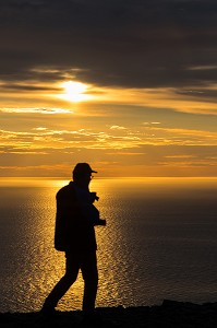 COUCHER DE SOLEIL AVEC LE SOLEIL DE MINUIT AU CAP NORD, VILLAGE DE NORDKAPP, FINNMARK, OCEAN ARCTIQUE, NORVEGE 